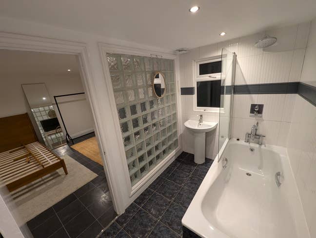 Bright Large Double Loft Room with Ensuite Main Photo