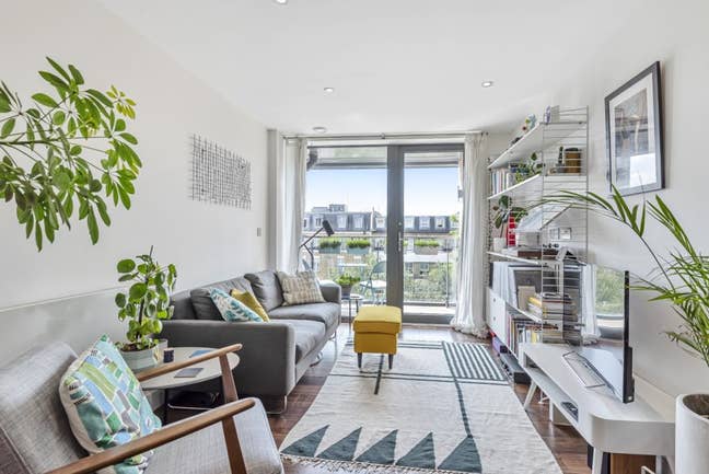 2 Bedroom Flats 4 mins from Queens Road Peckham St Main Photo