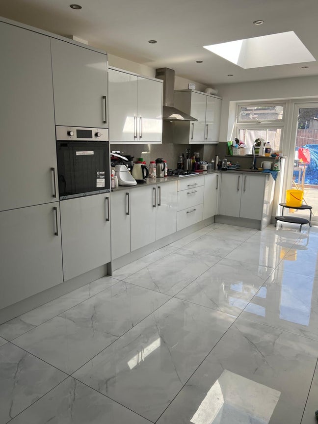 One large master room for rent in outram road Main Photo