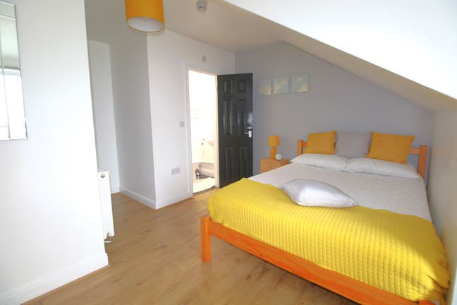 Beautiful Double Ensuite Room Awaits! Main Photo