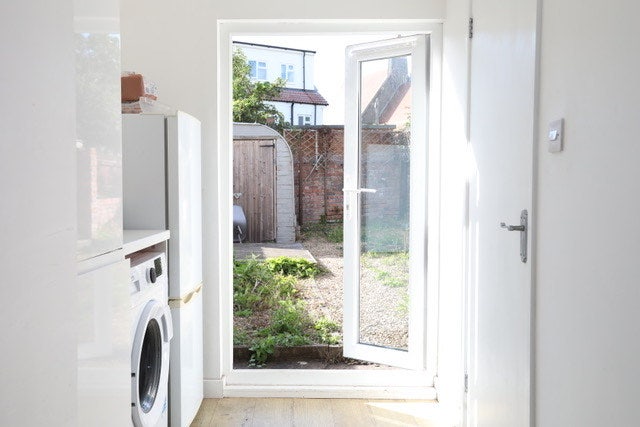 Large Double Room in St George  Main Photo