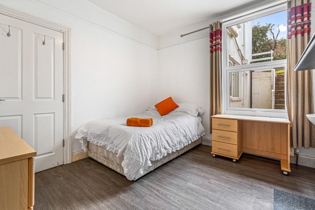 Large beautiful rooms available Main Photo