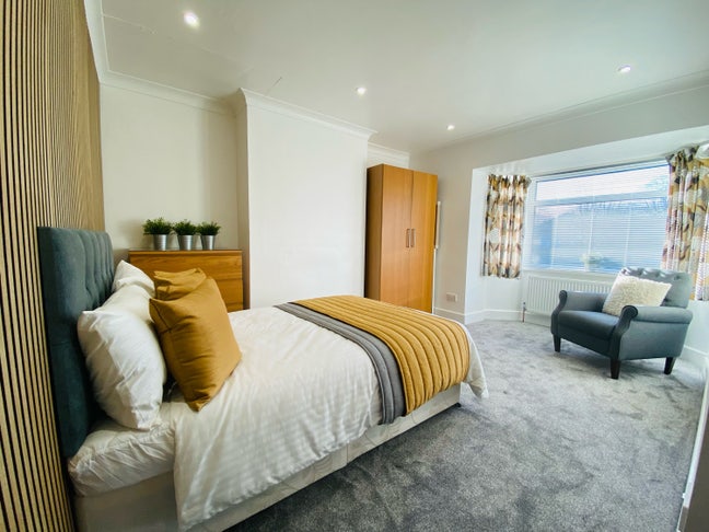 Double Room with off Road Parking Main Photo