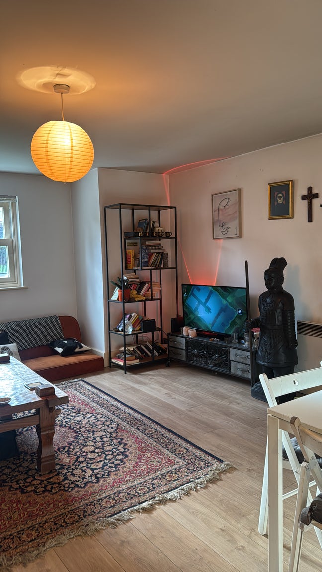 Furnished room in 2 bed apartment Main Photo