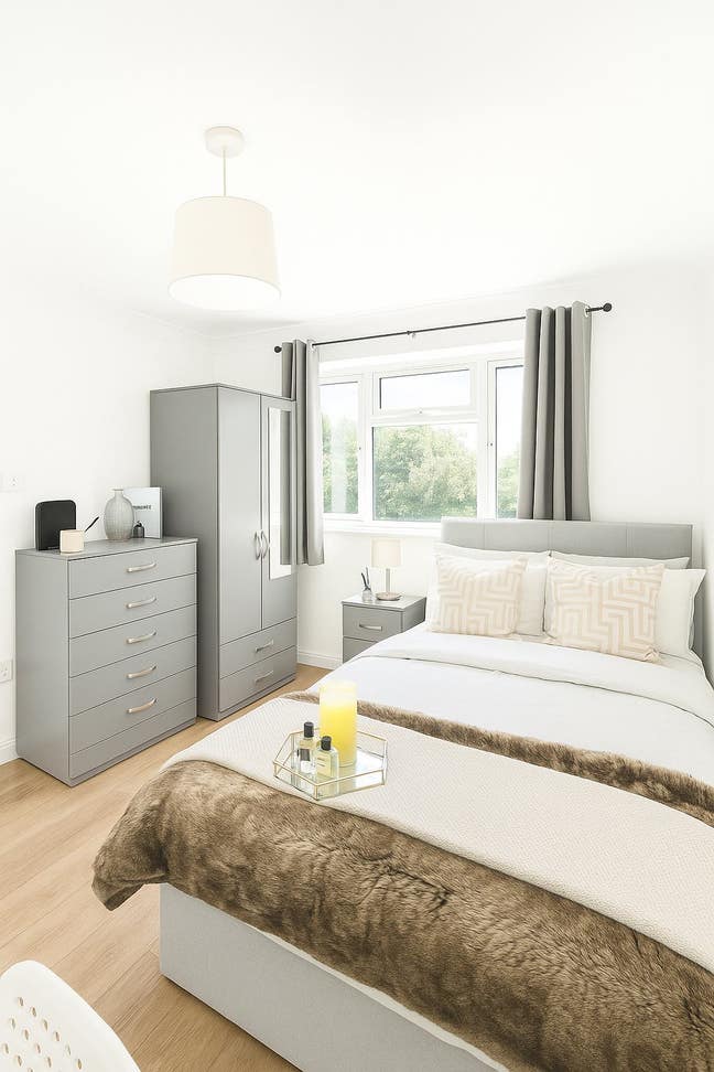 Beautifully decorated double room! Ref:132NR Main Photo