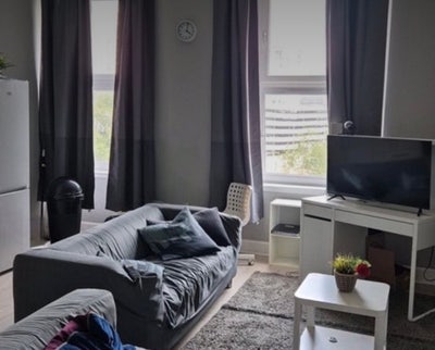 Fully Furnished double Room Central/West End Main Photo