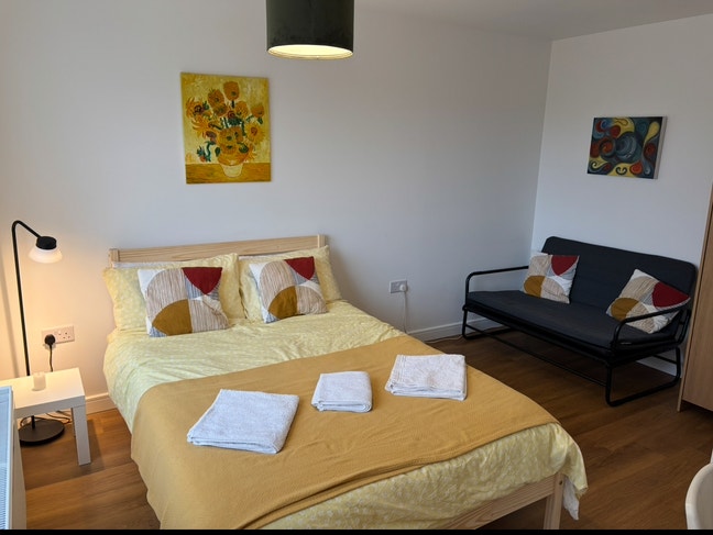 Furnished Double Room with En Suite & Free Parking Main Photo