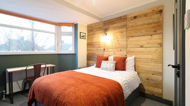 Ensuite Rooms Available 🏡 Herschel Crescent  Main Photo