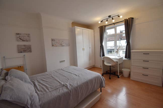 Extra Large Room in Quiet East Croydon House Main Photo