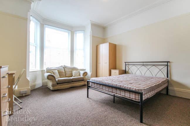 **NG2*Huge Rooms*Own Kitchenette*No Fees** Main Photo