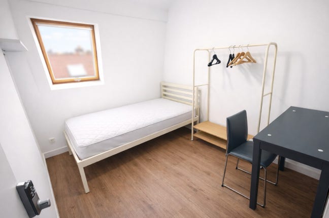 🧡Prime Location Female Flatshare🔹Clean🔹E1 Main Photo