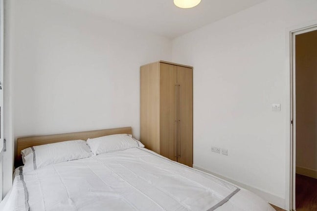 Fully furnished double bedroom with a private bath Main Photo