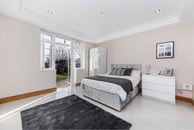 2 Rooms in Modern Mansion Home in North Ealing Main Photo
