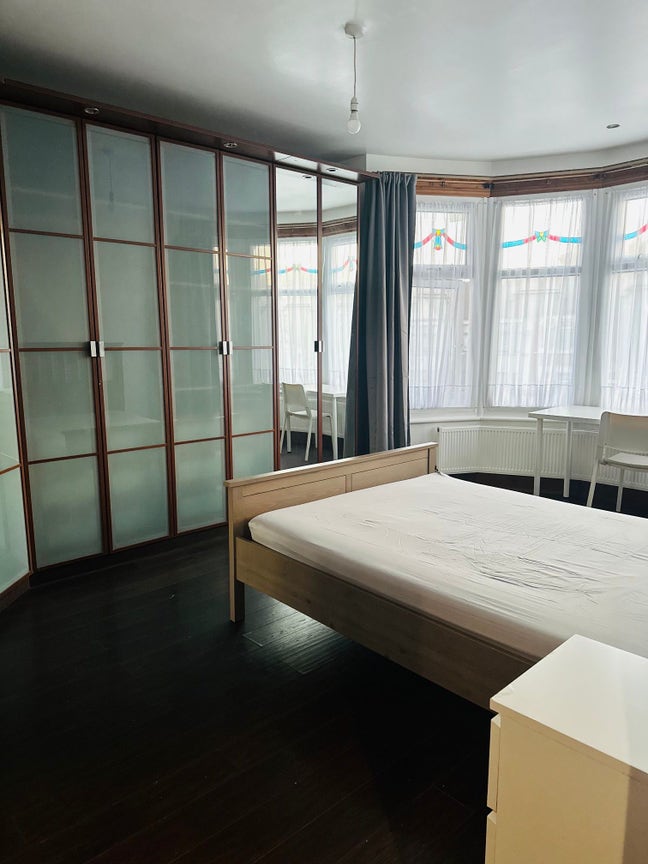 5 closet double room available  Main Photo