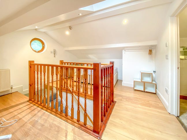 Magnificent split level 4 bed 4 bath in Islington! Main Photo