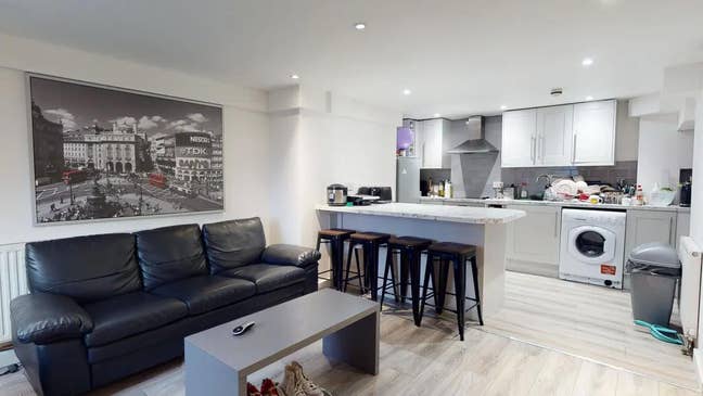 Female Student House in Leeds Main Photo