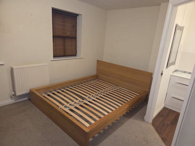 Double Bedroom with En Suite * Bills Included * Main Photo