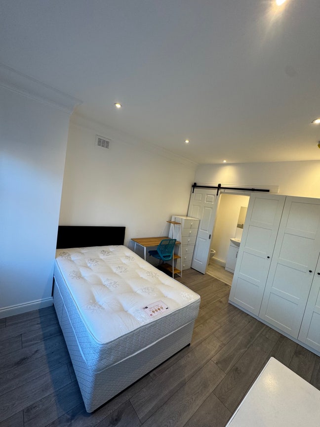 Large En-suite room for single female.  Main Photo
