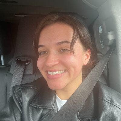 I'm Emilia. I'm 26 and currently working full... Main Photo