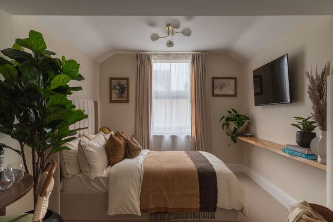 Garden View Ensuite Room on Mill Road | Bills Incl Main Photo