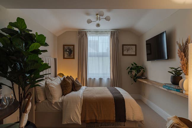 Garden View Ensuite Room on Mill Road | Bills Incl Main Photo