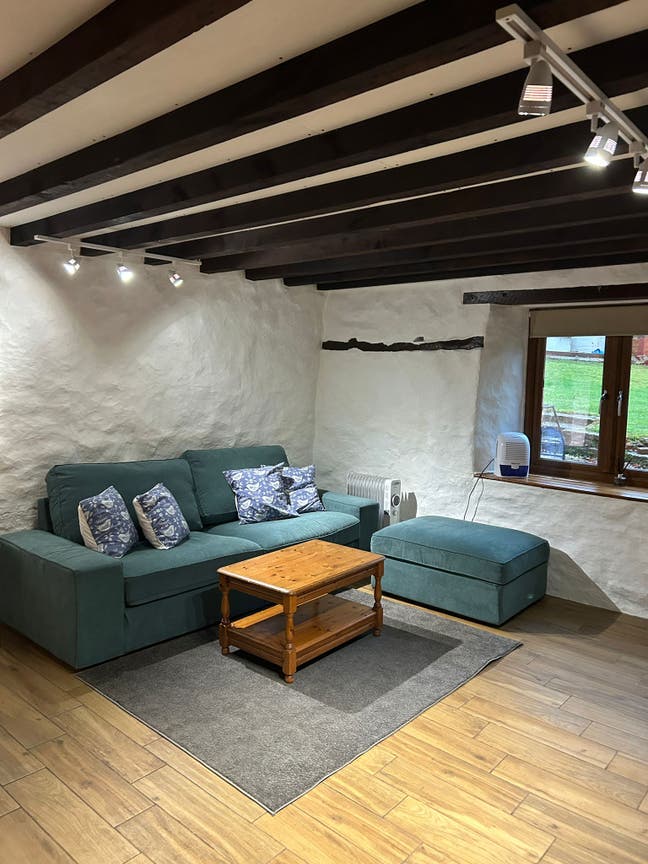 2 bedroom furnished house with private garden and  Main Photo