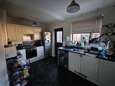 Spacious Furnished Double Room- Bills include Main Photo