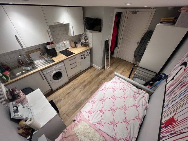 Private Studio…. ( Stunning Wardown Park ) Main Photo