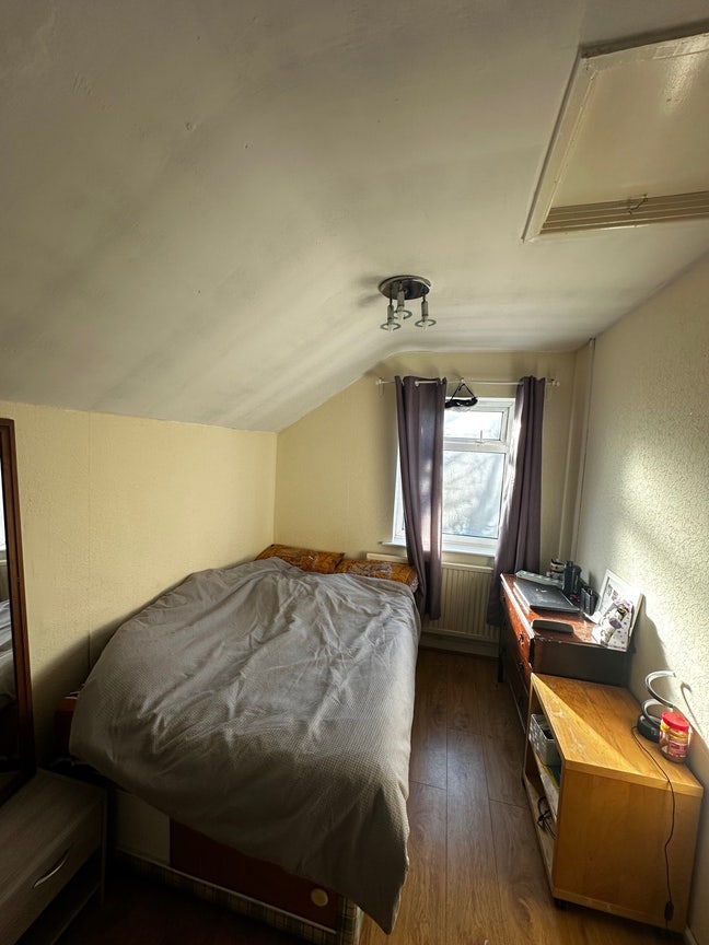 Short term Room available in cathays Main Photo