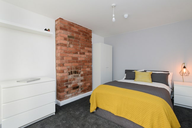 Fantastic Location - 5 Mins Walk To Station Main Photo