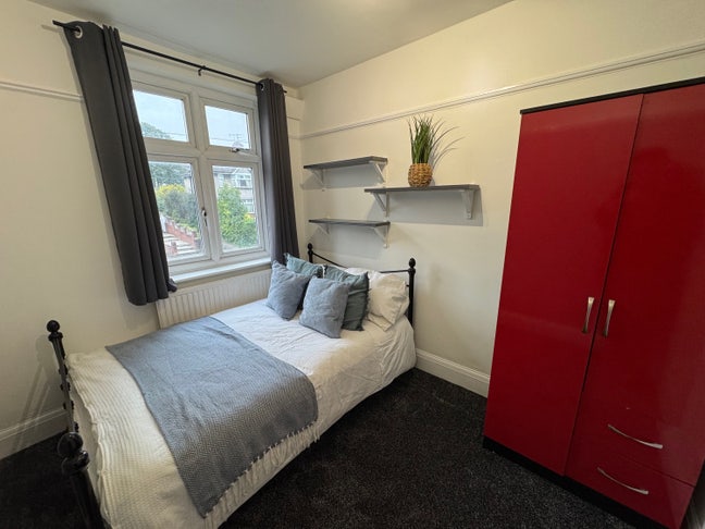 Well Located Double Room on Southmead Road  Main Photo