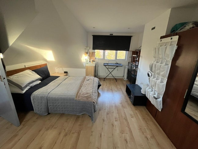 Double room- 5 min walk to Westminster uni & NWPH  Main Photo