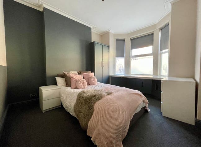 Amazing Value Close to Town 🔥 All Bills Included Main Photo