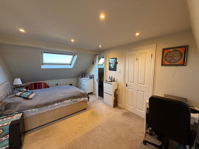 Double en-suite room available in 3 bed home Main Photo