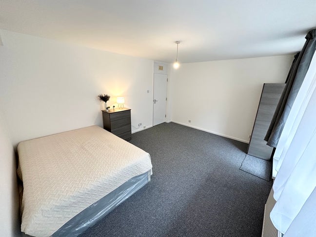 🍁 Huge room in 5bed, amazing deal - move in now Main Photo