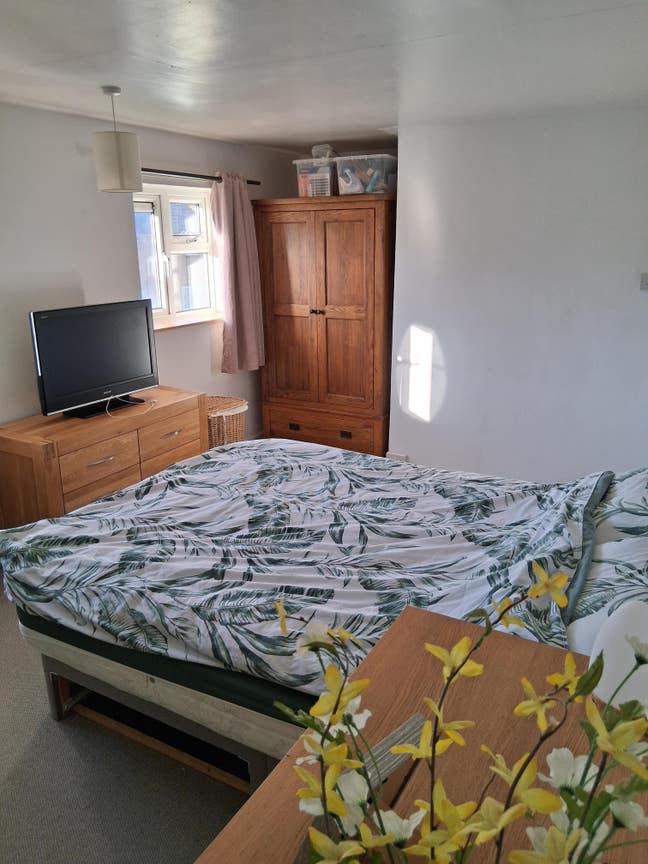 Comfortable, quiet, clean kingsize room  Main Photo