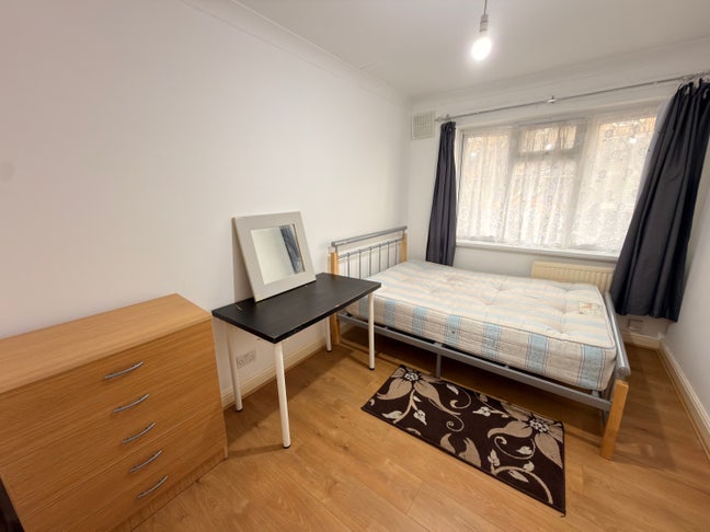 Large furnished Double bedroom available now Main Photo