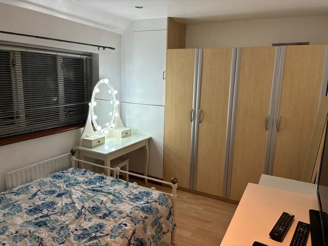 Double Furnished Room - Croydon  Main Photo