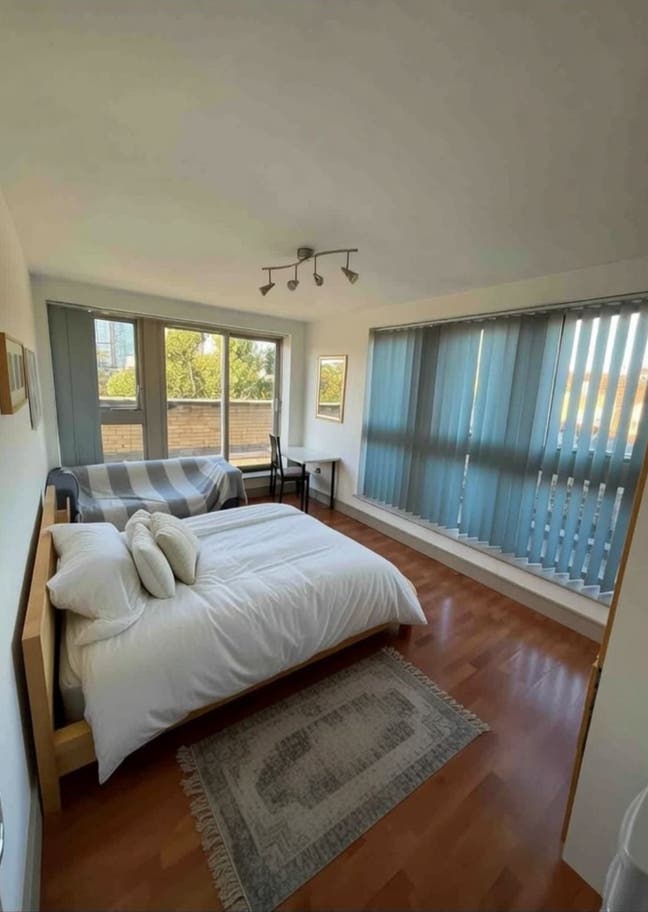 Modern Large Double Room with TERRACE, E14 Main Photo