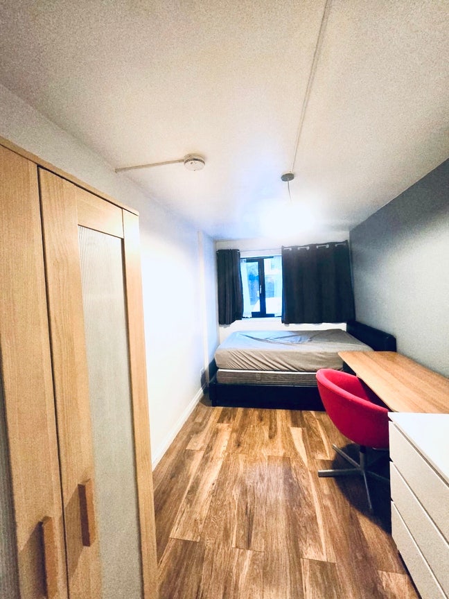 Nice En-suite at E14 Main Photo