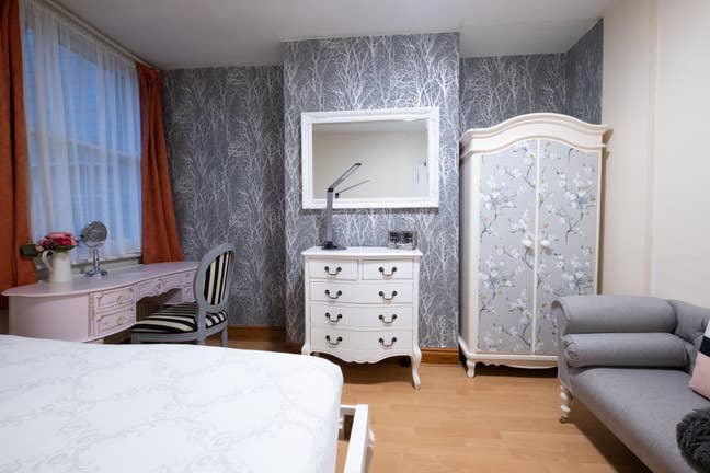 Central, spacious room close to station, hospital Main Photo