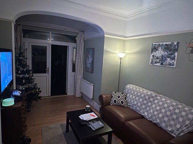 Double Bedroom minutes from  Central Line Main Photo