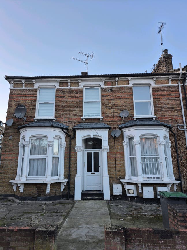 Lovely Spacious One Bed Apartment Near Station  Main Photo