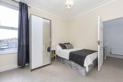 Lovely Spacious Bedroom in South Ealing W5 Main Photo