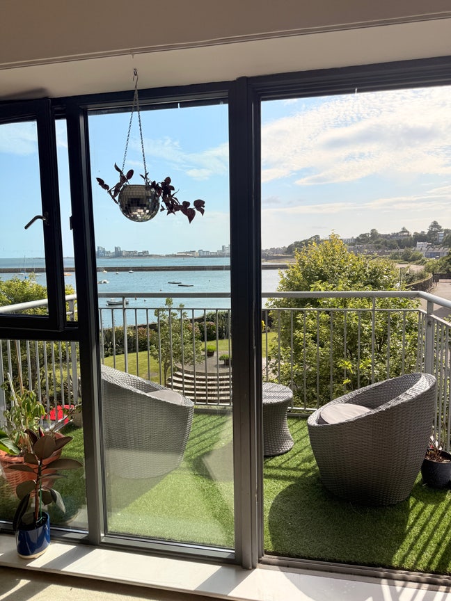 1 bed, whole flat with balcony and sea view  Main Photo