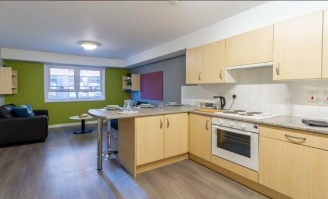 Urgent swap 99 per week en-suite Room available Main Photo