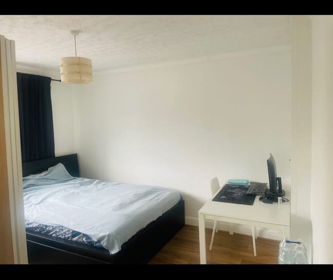 Double room available in IG8 Main Photo
