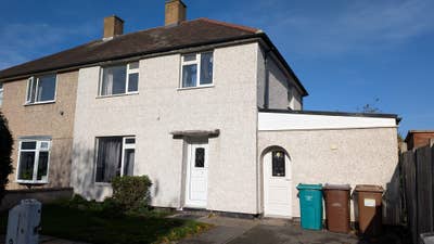 Room Available in Student House Main Photo