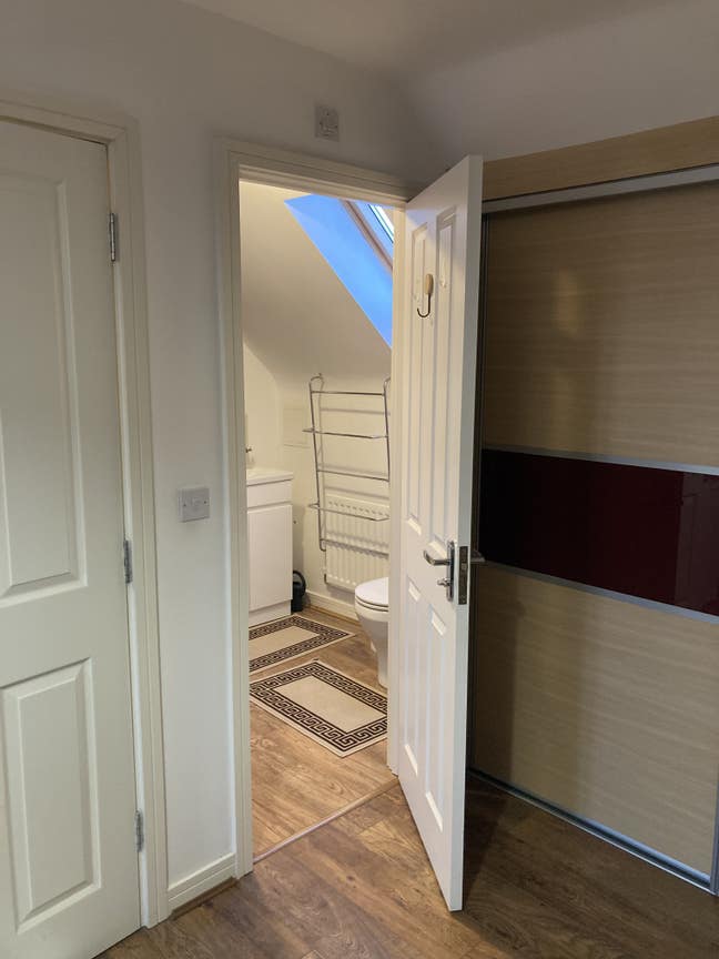 Double room 22m2 with ensuite to let Main Photo