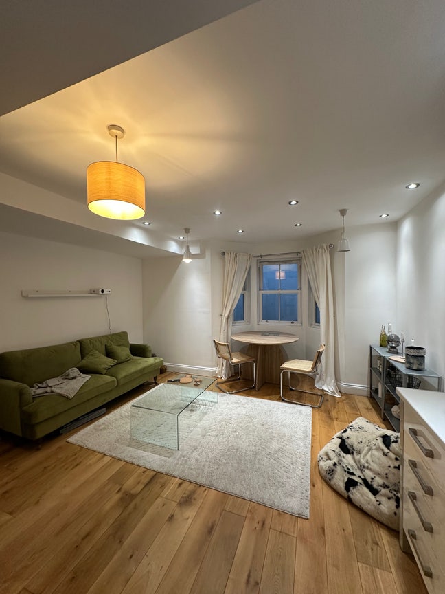 Double Bedroom Available in Parsons Green!! Main Photo